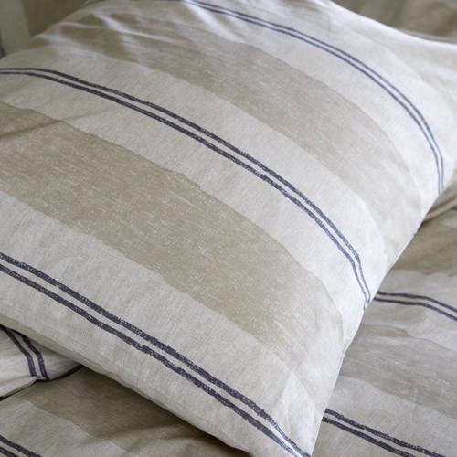 Dit dekbedovertrek met donkerblauwe strepen is van het merk Walra. Het heeft een casual look en staat prachtig in elke slaapkamer. Doordat de strepen handgetekend zijn heeft dit dekbedovertrek net een wat speelsere uitstraling. Het dekbedovertrek is heerlijk zacht en duurzaam. Hij is gemaakt van 70% gerecycled katoen en 30% virgin katoen. Katoen is een natuurlijke materiaalsoort. Het ademt en neemt vocht op Casual Look, Stripes, Throw Pillows, Home, Products, Twin Cribs, Toss Pillows, Cushions, Ad Home