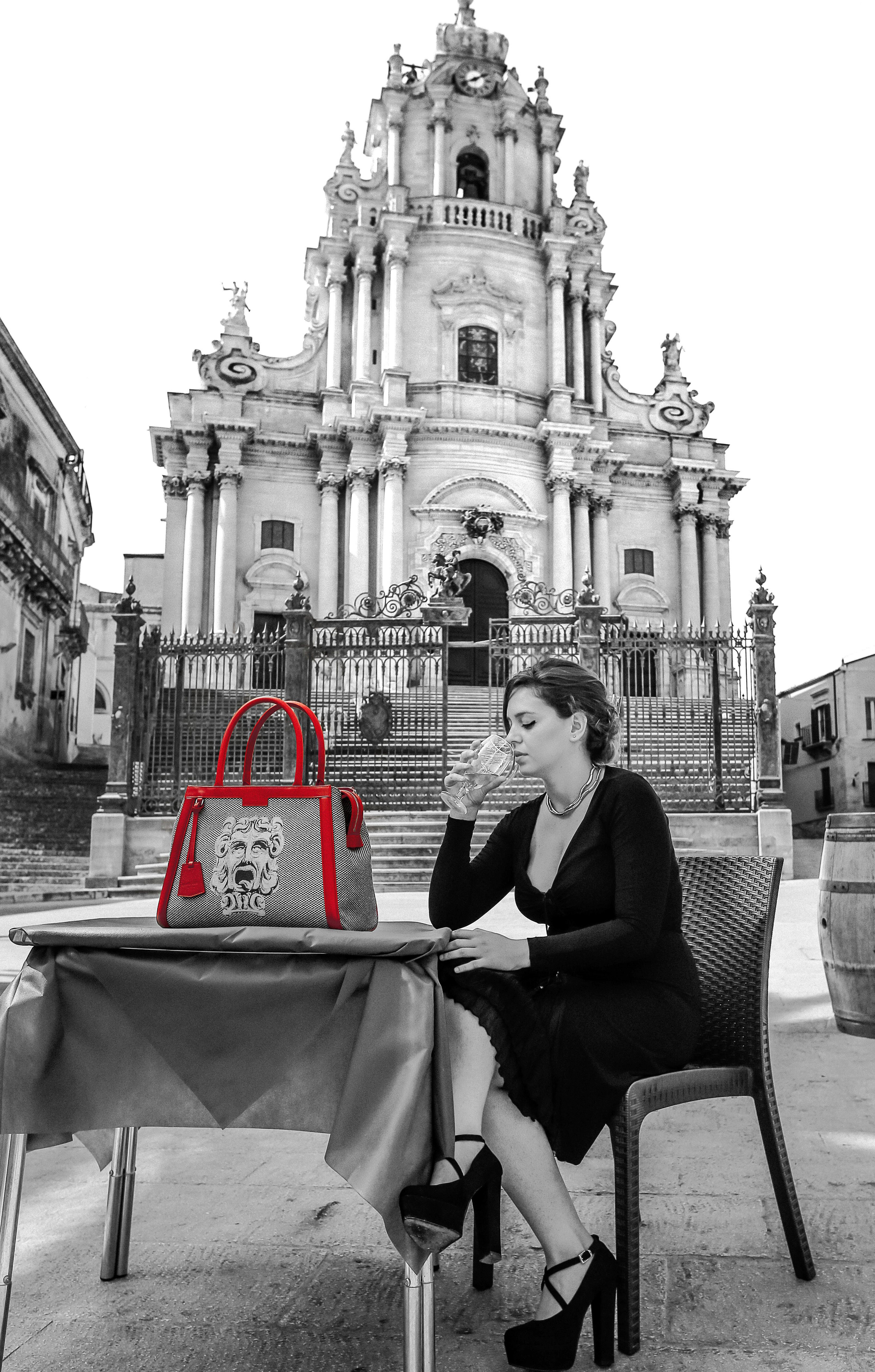 Una borsa di uneleganza quotidiana: uno scrigno contenente tutto l ... Pop so scrigno