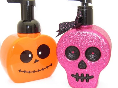 bath and body works halloween pumpkin and skull antibacterial hand soaps 001