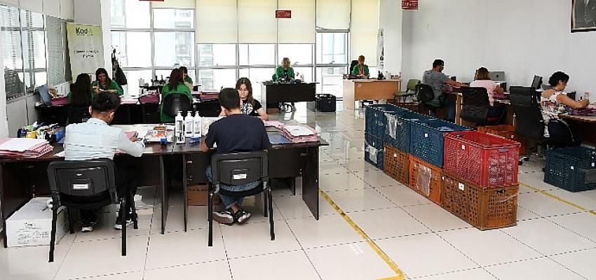 Karabağlar Belediyesi'nin e-dönüşüm süreci kapsamında dijitalleştirme çalışmaları aralıksız sürüyor. Vatandaşlara daha nitelikli ve süratli ... Wrestling, Talk, Scenes, Lucha Libre