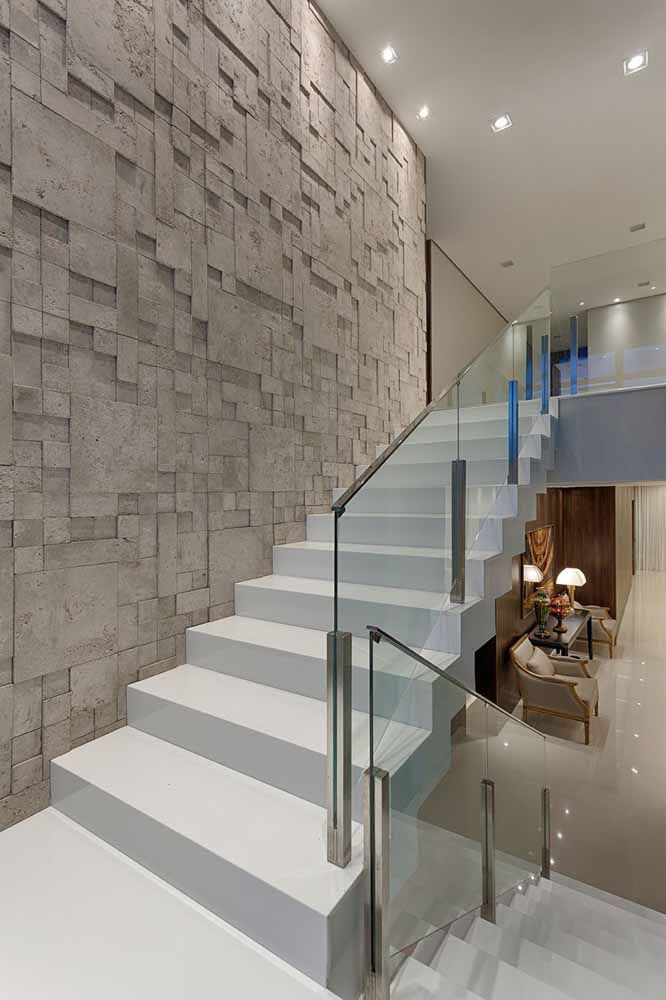Já para uma proposta clean, elegante e moderna invista em um corrimão de vidro com detalhe em aço inox Stair Railing Design, Stairs Design Modern, Home Stairs Design, Interior Stairs, Modern House Design, Home Interior Design, White Stairs, Glass Stairs, Glass Railing