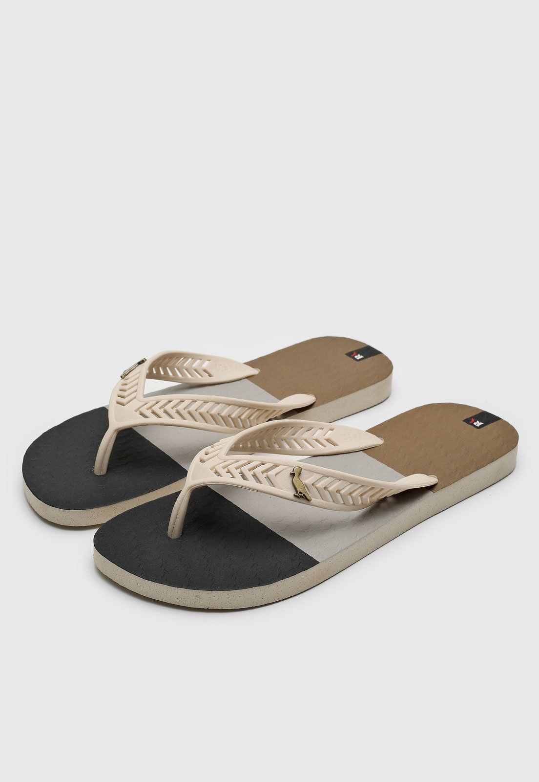 Chinelo Reserva Color Block Azul/GrafiteÍCONE Brasileiro: Os chinelos são uns dos calçados mais práticos, versáteis e confortáveis que se pode ter! Símbolo do alto-astral brasileiro, eles se tornaram itens indispensáveis no guarda-roupa, e podem ser usados desde a praia até um passeio no parque, basta escolher qual modelo e estampa mais te agrada, as opções são inúmeras. Sobre a marca: A Reserva nasceu em homenagem a Praia da Reserva no Rio de Janeiro, com estilo urbano despojado e caracterizado Mens Flip Flop, Flip Flops, Sandals, Shoes, Products, Edc Gadgets, Graffiti, Slippers, January
