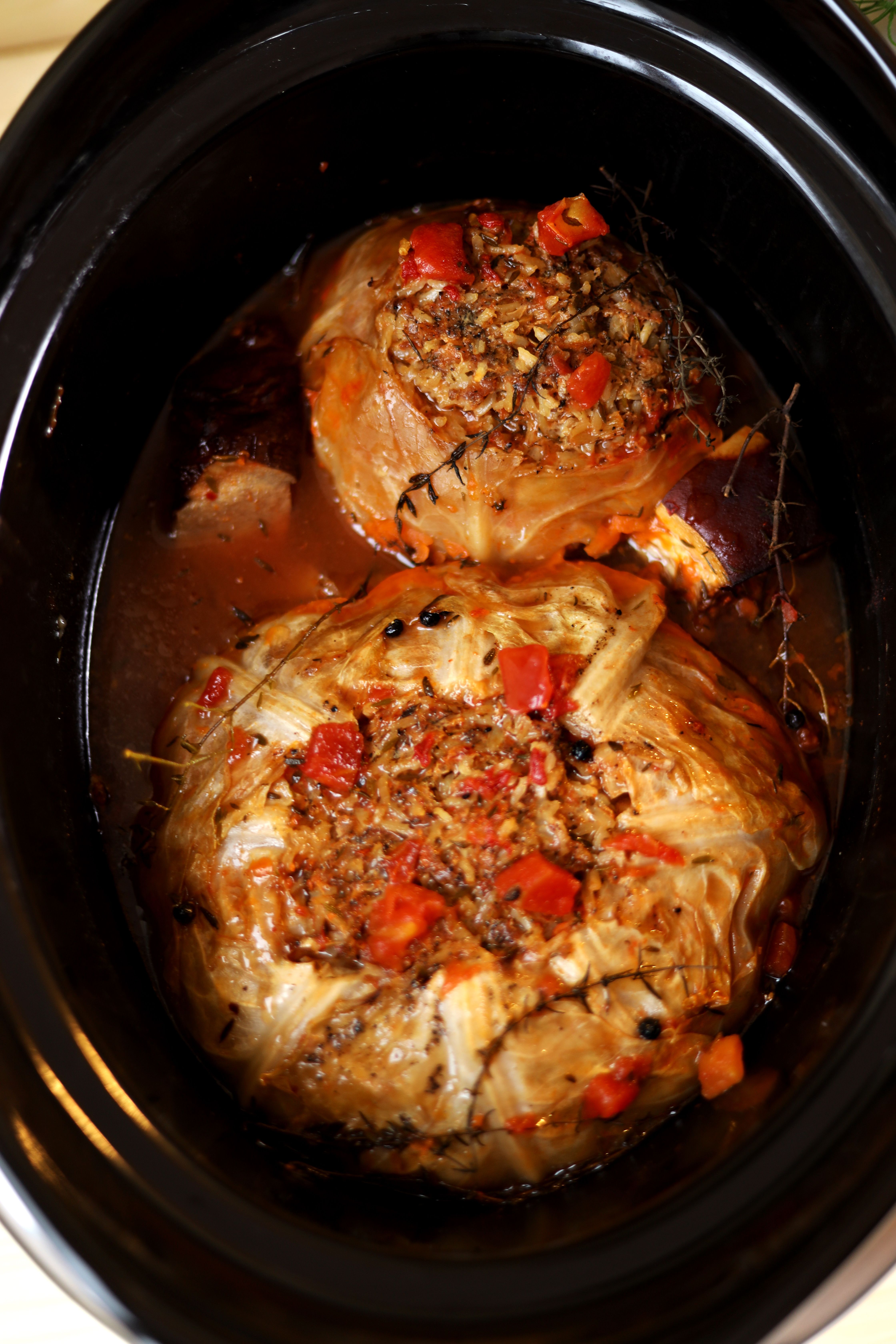 Dar ce ați spune dacă de această dată am pregăti altfel de sarmale? De fapt o sarma uriașă, un fel de mamă a sarmalelor! Slow Cooker Crock Pot, Crockpot, Paella, Air Fryer, Cooking Recipes, Chicken, Meat, Ethnic Recipes, Food