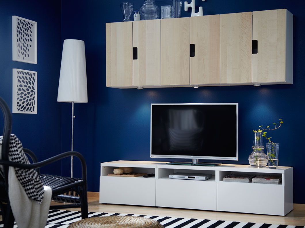Hvidt bestÃ
tv bord med skuffer og stuva vægskabe med lÃ¥ger af ... Vægskabe til stue