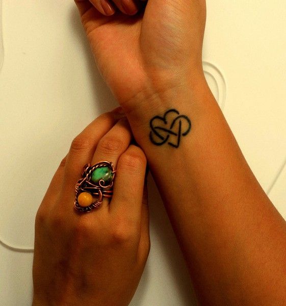 tatouage poignet One Word Tattoo, Tattoo Son, Fan Tattoo, Get A Tattoo, Heart Tattoo, Shape Tattoo, Tattoo Pics, Rose Tattoo, Tattoo 2015
