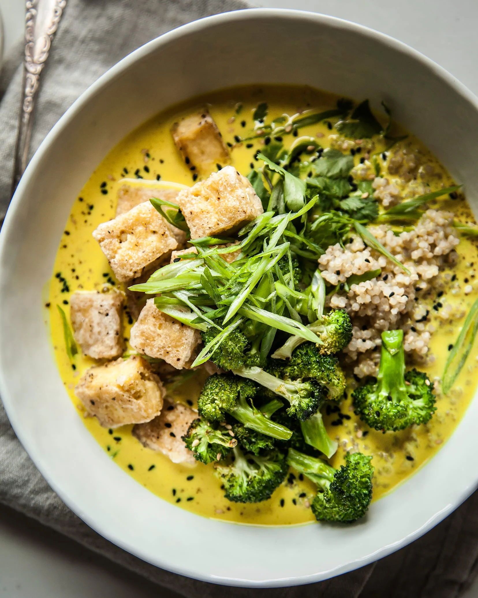 Golden coconut broth bowls are hearty and light at the same time. Served with quinoa, crispy tofu, broccoli, and herbs. Simple and tasty! Broth Bowls, Soup Bowls, Rice Bowls, Vegetarian Recipes, Healthy Recipes, Tempeh Recipes, Healthy Food, Crispy Tofu, Baked Tofu