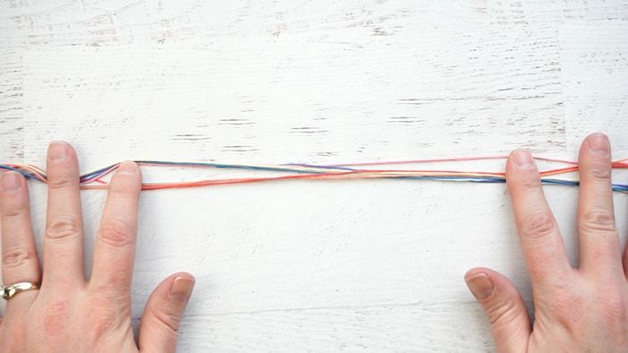 How to Make Friendship Bracelets - The EASIEST way! - Cutesy Crafts Diy Friendship Bracelets Easy, Diy Bracelets Easy, Bracelet Crafts, Paracord Bracelets, Jewelry Bracelets, Easy Diy Crafts, Creative Crafts, Kids Crafts, Paracord Bracelet Instructions