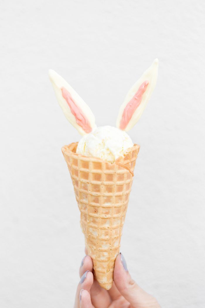 Easter Crafts and Activities To Do At Home | studiodiy.com Hoppy Easter, Easter Bunny, Easter Eggs, Easter Food, Easter Time, Easter Spring, Pink Spring, Diy Bunny Ears, Desserts Ostern