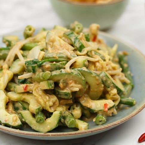 Petjil is een waanzinnig lekkere Indische salade Met veel groente Asian Recipes, Healthy Recipes, Asian Kitchen, Campingfood, Caribbean Recipes, Pesto Pasta, Indonesian Food, Camping Meals, Soup And Salad