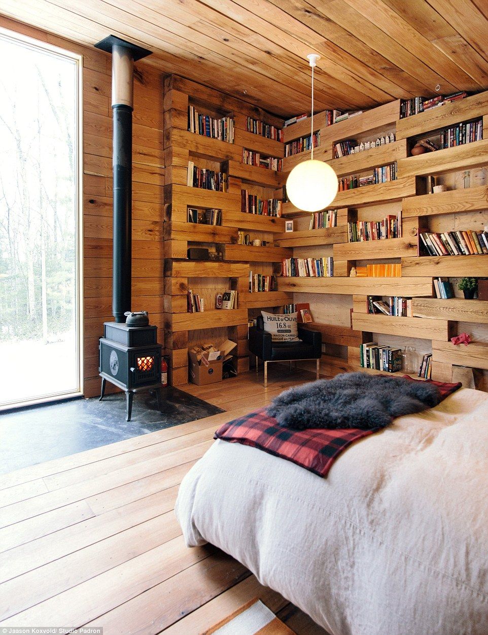 No waste: The cabin was built from red oak wood that was left over from the construction of the Koxvold's main house Tiny House Cabin, Cabin Life, Cabin Room, Log Cabin, Cosy House, Tiny Guest House, Forest Cabin, Tiny Houses, Cabin Design