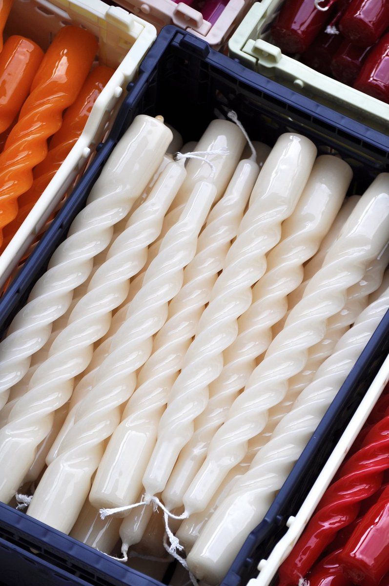 Dé Scandinavische woontrend van dit moment! De Twisted Candle Set is geïnspireerd op de kaarsen van Hay en heeft een speels effect. De kaarsen zijn eigenlijk te mooi om op te branden, maar zijn ook heel sfeervol bij de volgende diner of brunch. Deze set bestaat uit 6 kaarsen en zijn handgemaakt in Italië, dus elke kaars is uniek. Branduren: 5 uurAfmeting: ø2,2 x 21 cmMateriaal: Paraffine Tourbillon, Diner, Pastel, Brunch, Ice Cube, Wedding, Products, Hand Made, Candles