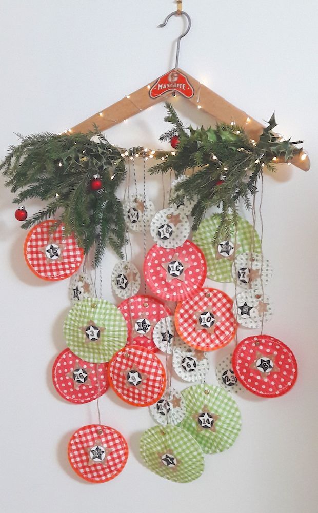 Un calendrier de l'Avent {DiY} réalisé avec de simples caissettes à cupcakes !! #calendrierdel#39;aventdiy Voilà une chouette idée créative pour réaliser un joli calendrier de l'avent rempli de jolies surprises qui rythmeront le compte à rebours jusqu’à Noël !! #calendrierdel#39;aventdiy