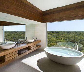 Salle de bain avec baignoire îlot et meuble double vasques ouvrant ... Salle de bain avec baignoire îlot et meuble double vasques ouvrant ...