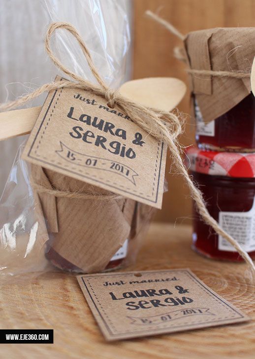 Si buscáis sorprender con un detalle de boda con utilidad los tarritos de mermelada son un acierto. Burlap Bag, Place Cards, Reusable Tote Bags, Place Card Holders, Mini, Cellophane Bags, Wooden Spoons, Wedding Gifts, Marmalade