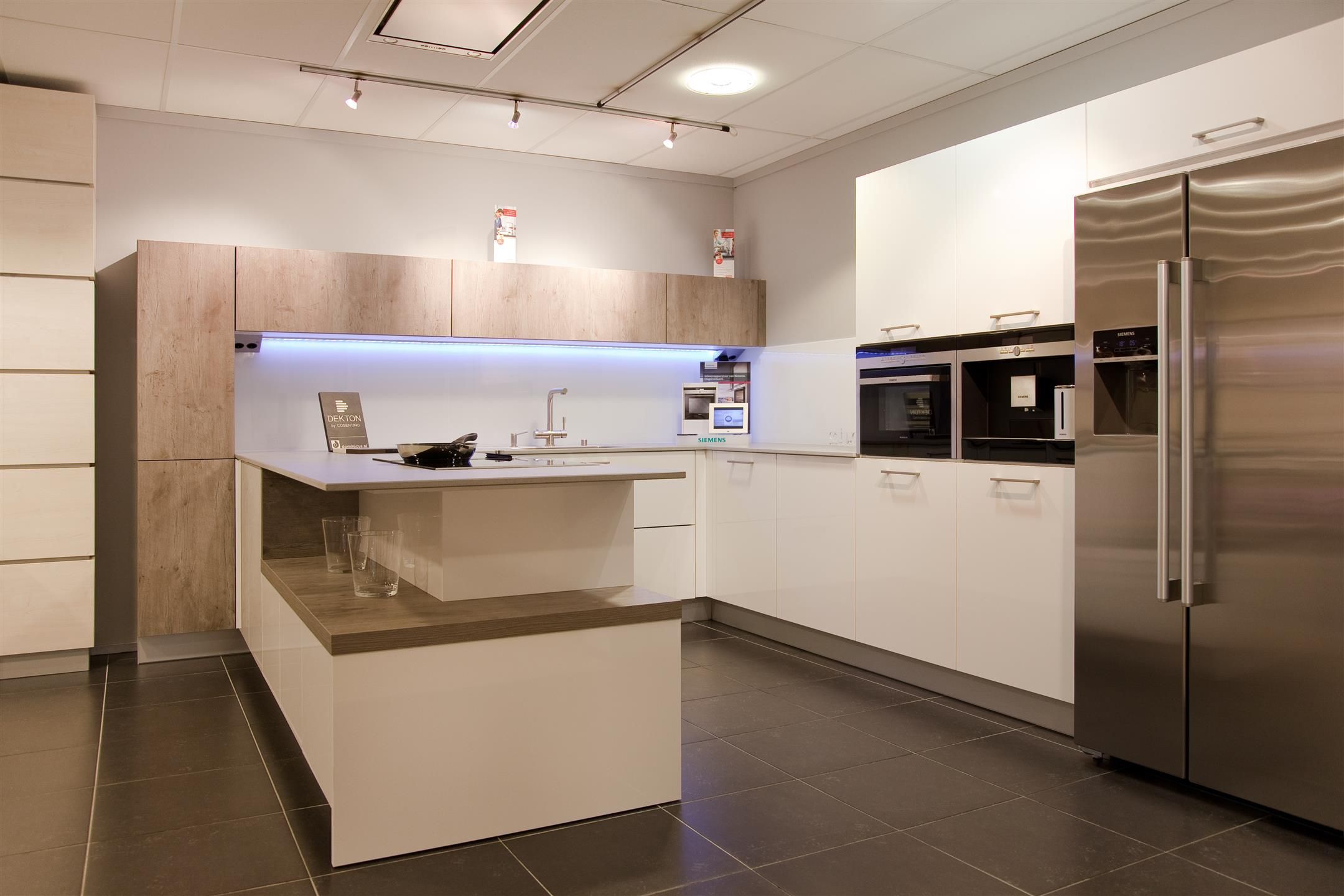 Keller Brilliant White met Dekton werkblad | Moderne küche ...