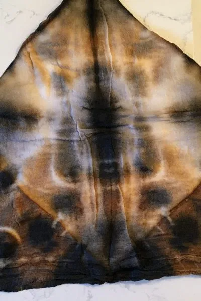 Dyeing with Acorns (a Natural Dye for Fabric and Yarn) - FiberArtsy.com Eco Dyeing Fabric, Fabric Dyeing Techniques, Shibori Fabric, How To Dye Fabric, Natural Dyeing Techniques, Dyeing Yarn, Cotton Fabric, Diy Fabric, Fabric Art