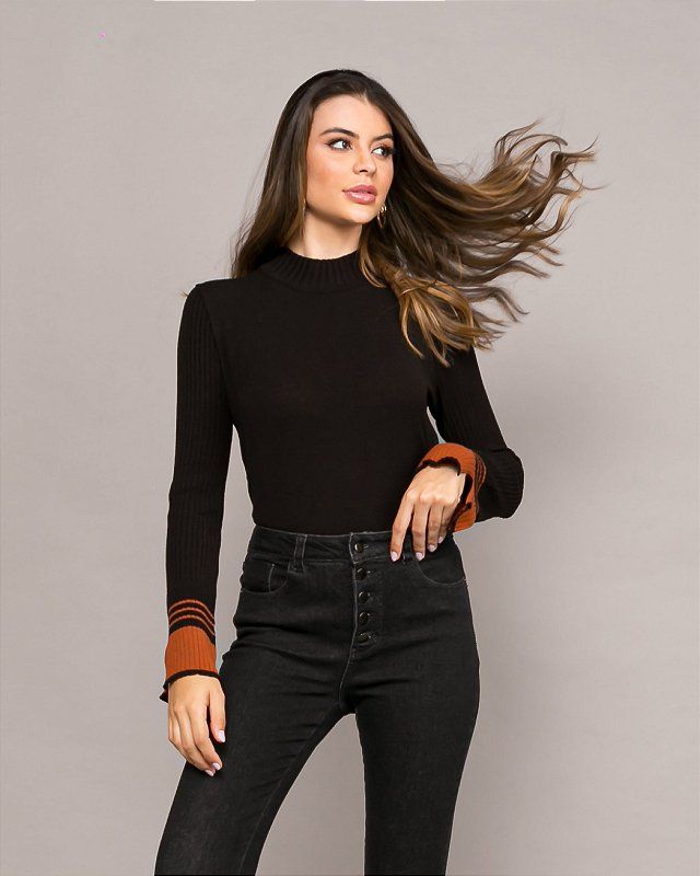 BLUSA EM TRICOT COM MANGA CONTRASTE E GOLA ALTA confeccionada em tricot, possui mangas longas com detalhe de constraste nas barras, acabamento canelado, shape ajustado e gola alta. Clássico no inverno e ideal para a composição de looks com camadas.
Blusa
Tricot
Mangas Longas
Gola Alta
Detalhe Contraste
Nossos modelos possuem uma forma maior que o convencional. Para garantir maior segurança, verifique as suas medidas de acordo com a tabela de medidas clicando neste link.
Composição:
TECIDO: C Turtle Neck, Link, Blouse, Long Sleeve, Sleeves, Sweaters, Women's Top, Products, Fashion