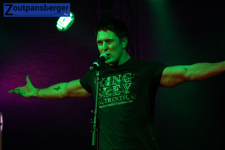 Dirk van der Westhuizen,een van die liedjiebedryf se opkomende sterre, het die jonger geslag op hul tone gehou met sy danstreffers. Hy was een van die gaskunstenaars by hierdie jaar se Inni Berg Fees. Louis Trichardt, Afrikaans, Entertainment, Activities, Concert, Concerts, Entertaining