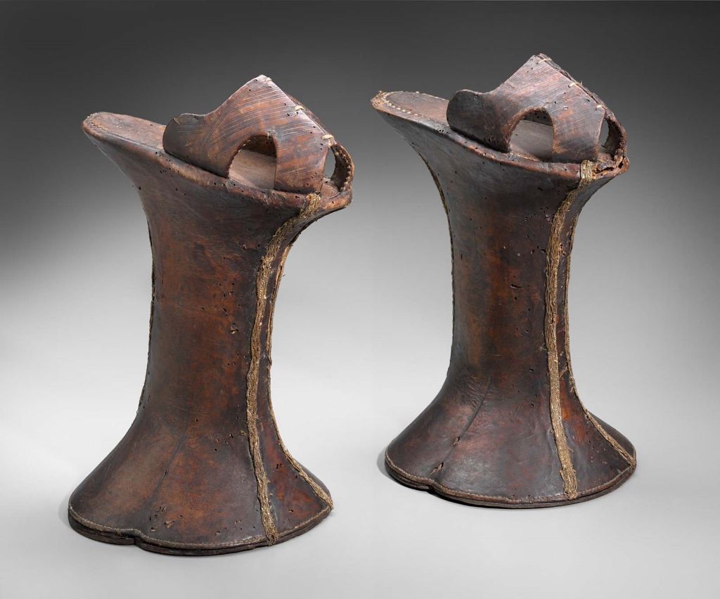 1590-1610, Italy Pair of women's platform shoes (chopines) - Tooled leather over wood, with metallic braid High Platform Shoes, Women Platform, High Heels, Antique Clothing, Historical Clothing, Vintage Shoes, Vintage Outfits, Vamp Stamp, Schuster