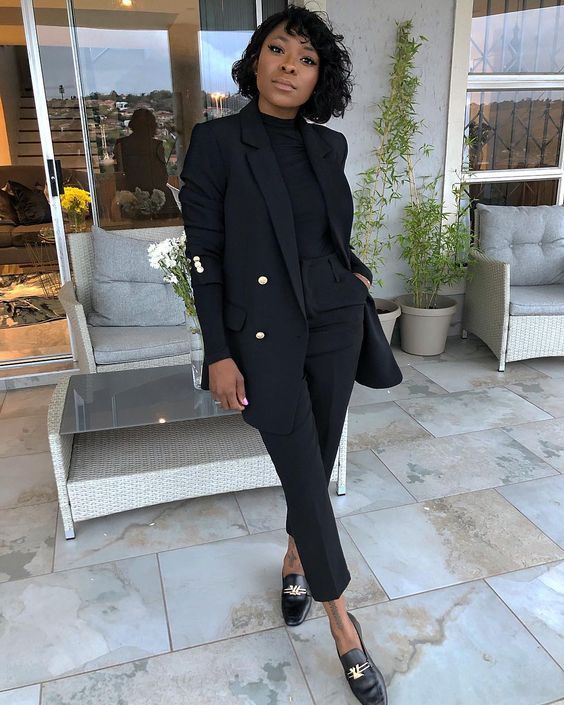 8 Peças essenciais Que Toda Garota Precisa – À la folie Casual Work Outfits, Work Attire, Mode Outfits, Work Casual, Stylish Outfits, All Black Business Casual Outfits, All Black Classy Outfits, Trendy Work Outfits For Women, All Black Outfit For Work