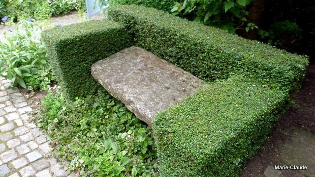 Un banc de pierre devenu canapé par la grâce de quelques pieds de - banc de jardin en pierre Un banc de pierre devenu canapé par la grâce de quelques pieds de - banc de jardin en pierre