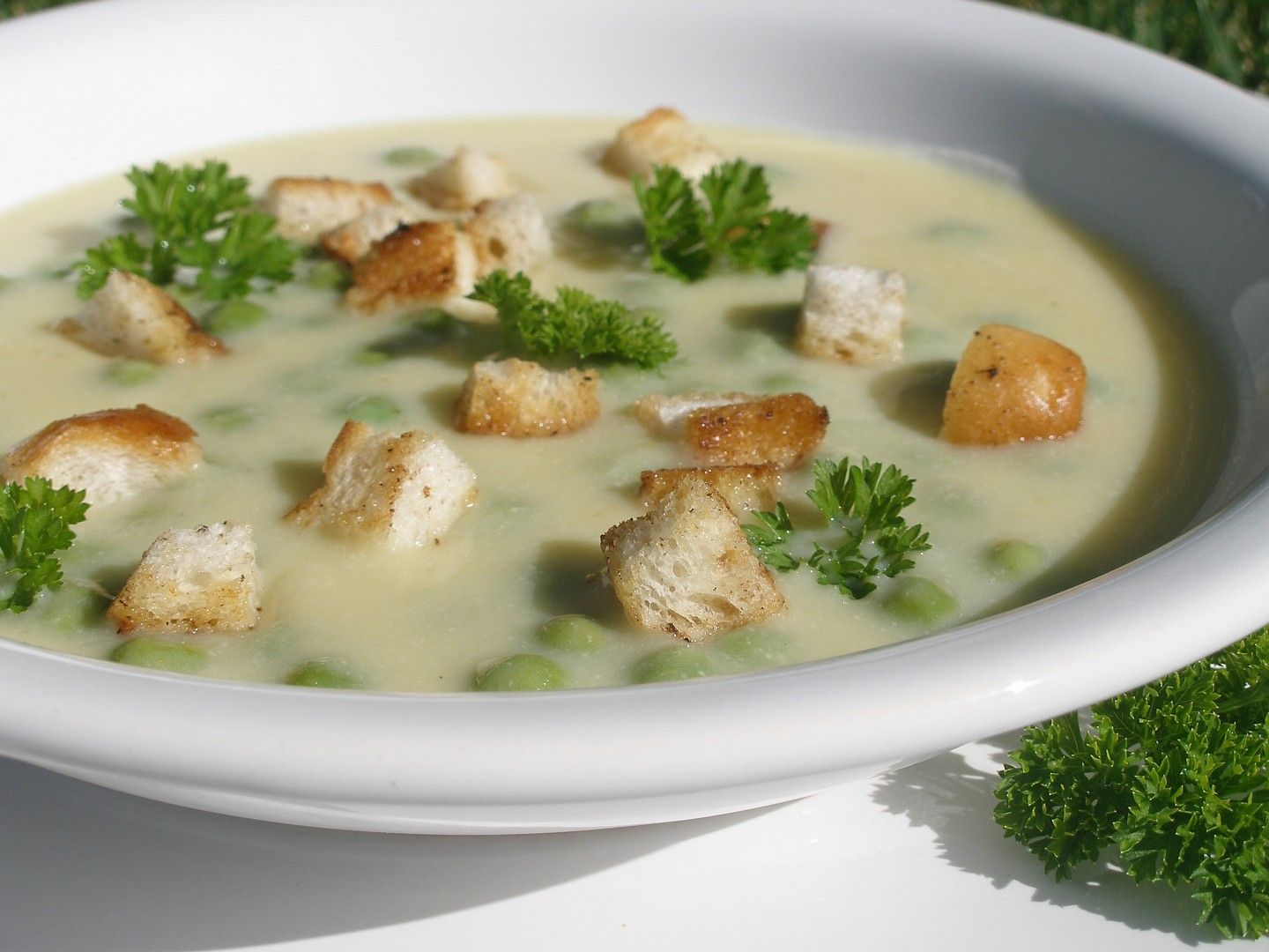 Na másle zpěníme cibuli a na ní restujeme na kostičky nakrájenou cuketu a brambor. Osolíme a zalijeme cca 1,5 l vody nebo vývaru. Po 15 minutách... Vegetarian Soup Recipes, Raw Food Recipes, Cooking Recipes, Healthy Recipes, Healthy And Unhealthy Food, Healthy Eating, Good Food, Yummy Food, Vegetarian Lifestyle