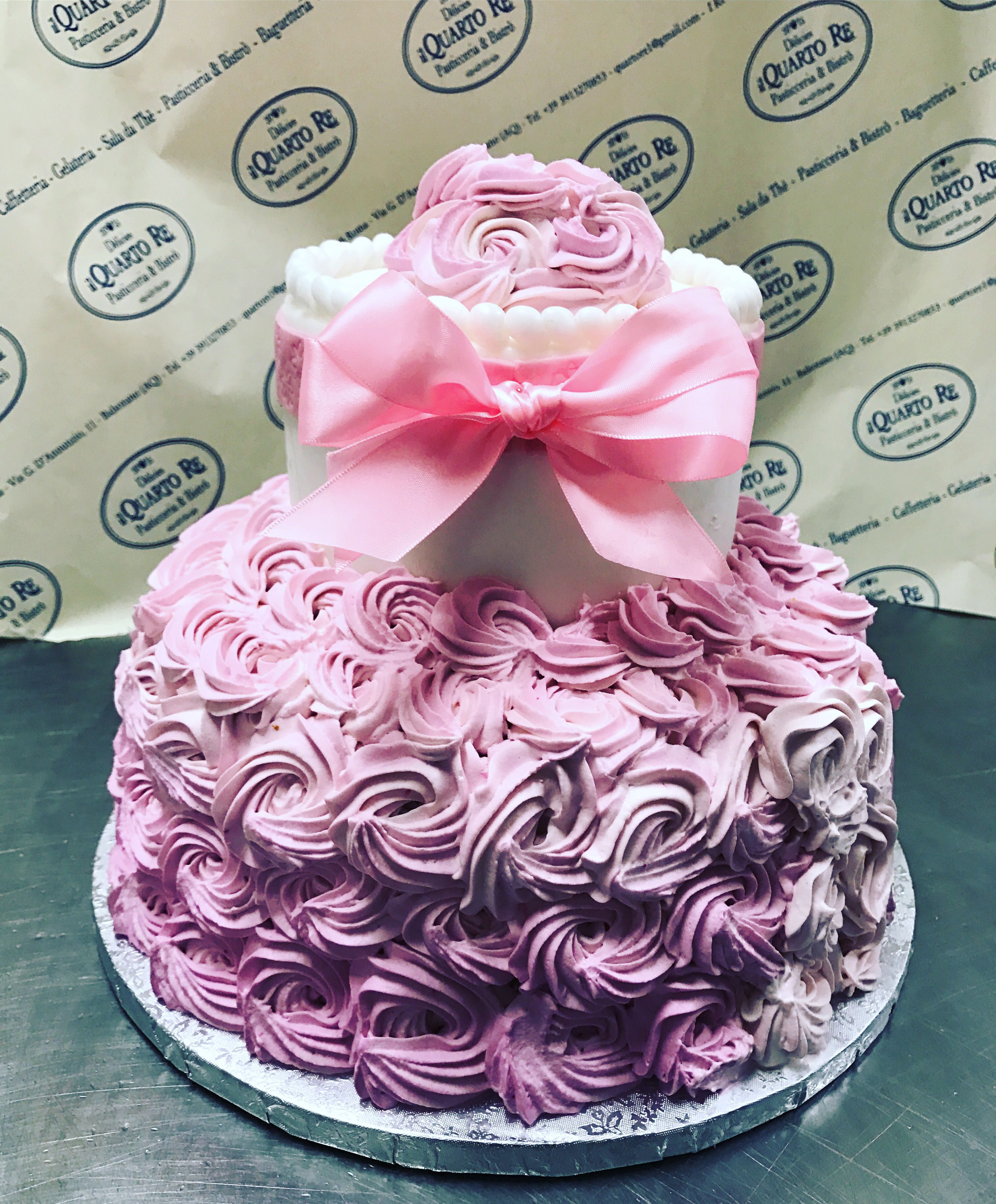 Torta battesimo con copertura in panna per il piano di