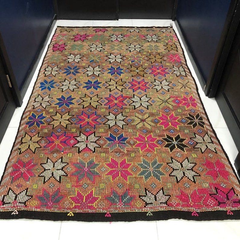 Cicim Kilim , Traditional Turkish Kilim ♥️🦋 #oushakrug #interiordesign #rug #vintagecarpet #antiquerug #designerrugs #bohostyle #bohochic #interior #interior_design #interiør #art #livingroom #decor #bohemian #homedecor #homedesign #carpet #homedecoration #vintagerugs #moderndecor #vintagerugs #runnerrug #interiordesigner #homedecor #antiquerugs #vintagerug #interiordesign #turkıshrug Antique Rugs, Vintage Rugs, Vintage Carpet, Modern Decor, Rug Runner, Boho Chic, Kilim, Bohemian Rug, House Design