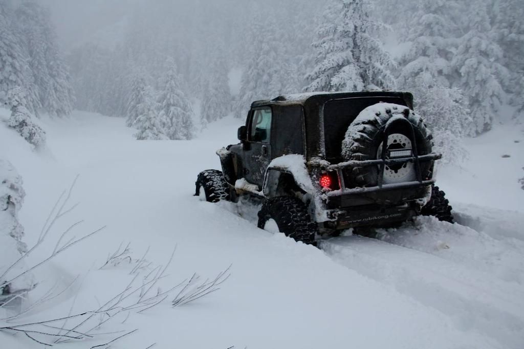 jeep wrangler in snow