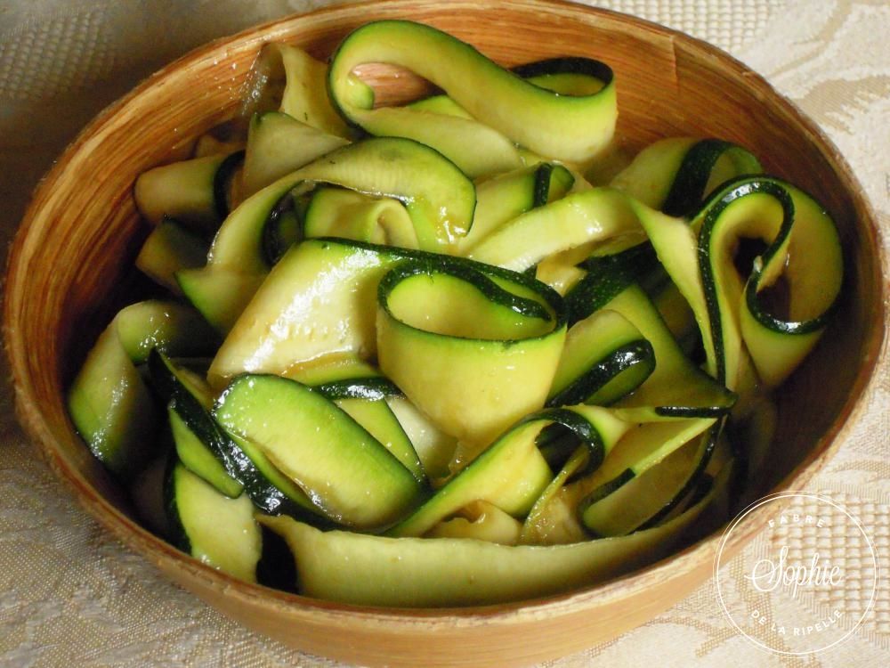 Une Salade Vite Faite Saine Originale Et Delicieuse Salade Courgette Salade De Courgettes Crues Courgette Crue