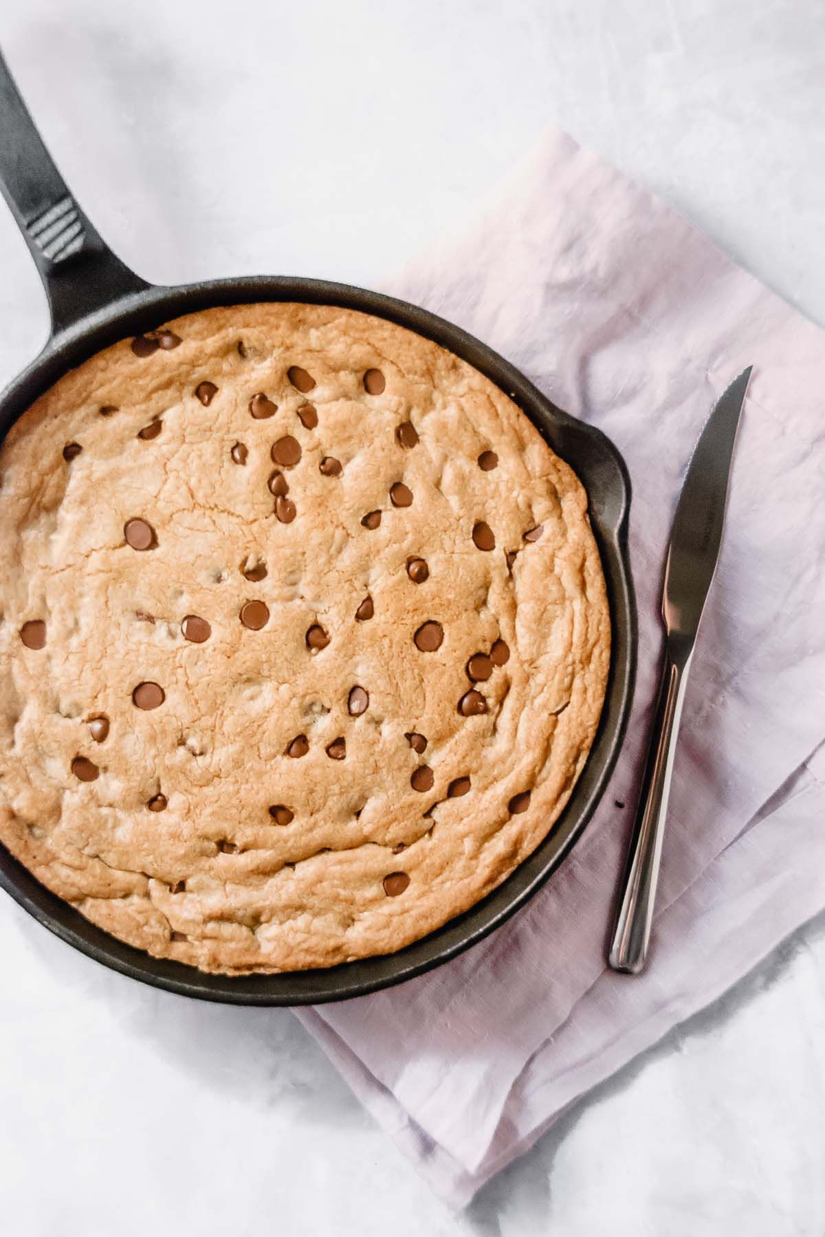 Is bigger really better?! For this Giant Chocolate Chip Skillet Cookie, it definitely is! Baked in a cast iron skillet this cookie has a gooey, melt in your mouth, center and a crispy edge - the best of both cookie worlds! #chocolatechipcookies #giantcookie #skilletcookie #castironcookie #dessert #cookie - thebeaderchef.com Skillet Chocolate Chip Cookie, Giant Chocolate, Skillet Cookie, Chocolate Chip Cookies, Chef Recipes, Sweet Recipes, Baking Recipes, Snack Recipes, Dessert Recipes
