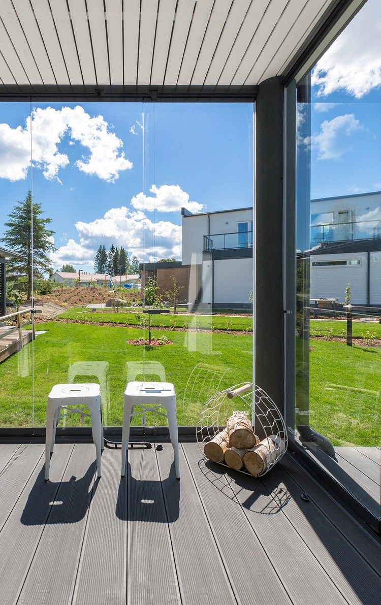 windschutz-terrasse-glas-schiebefenster-faltelemente-grüner-rasen ... windschutz-terrasse-glas-schiebefenster-faltelemente-grüner-rasen ...