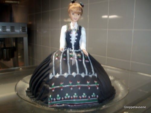 Søndag 6. april var det regionstreff på Eid. Dei skuffa ikkje, det var eit veldig godt arrangement. Denne dukka i nordfjordbunad er fakti... Sogn Og Fjordane, Eid, Arrangement, April, Victorian, Dresses, Fashion, Vestidos, Moda