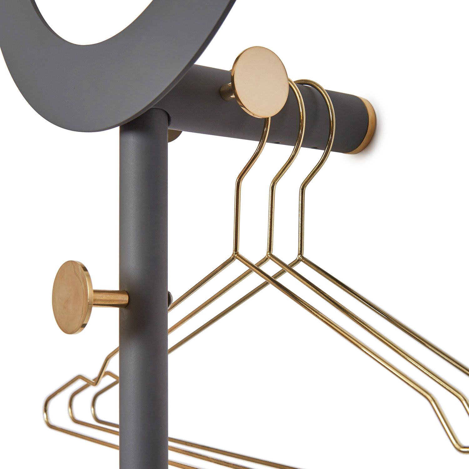 Monokel kleshenger, grå/messing – Klong – Kjøp møbler online på Room21.no Coat Hanger, Clothes Hanger, Royal Design, House Entrance, Clever Design, Storage Shelves, Kitchenware, Toilet Paper Holder, Interior Decorating