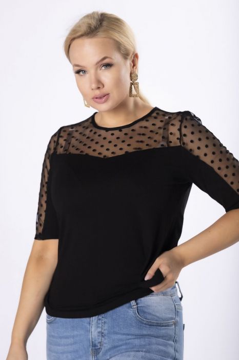 Bluza neagra eleganta cu maneca scurta si insertie de tulle cu buline negre din catifea. O bluza eleganta dama perfecta pentru tinute elegante femei plinute. Bluza are insertie de tulle cu buline negre stralucitoare. Bluza este confectionata pe marimi mari incepand de la marimea 48 pana la marimea 54 fiind una dintre zecile noastre modele bluze dama XXL dedicate femeilor plinute. Material: 70% vascoza, 30% poliester Tulle Decorations, Hard Wear, How To Wear, Fasion, Dots, Plus Size, Spandex, Pullover, Blouse