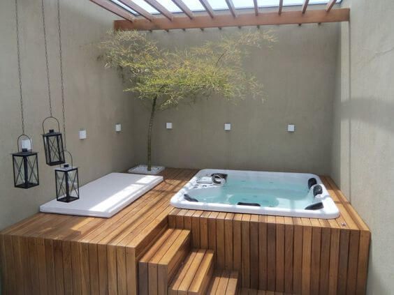 Se você sonha em ter uma piscina em casa, mas vive adiando a obra por conta do trabalho que dá, temos uma solução incrível para você: piscinas elevadas pode ser o que você precisa. Quer saber mais sobre isso? Veja o post e Entenda Antes! Hot Tub Backyard, Small Backyard Pools, Backyard Seating, Backyard Garden, Backyard Decor, Outdoor Decor, Jacuzzi Outdoor, Hot Tub Outdoor, Jacuzzi Deck