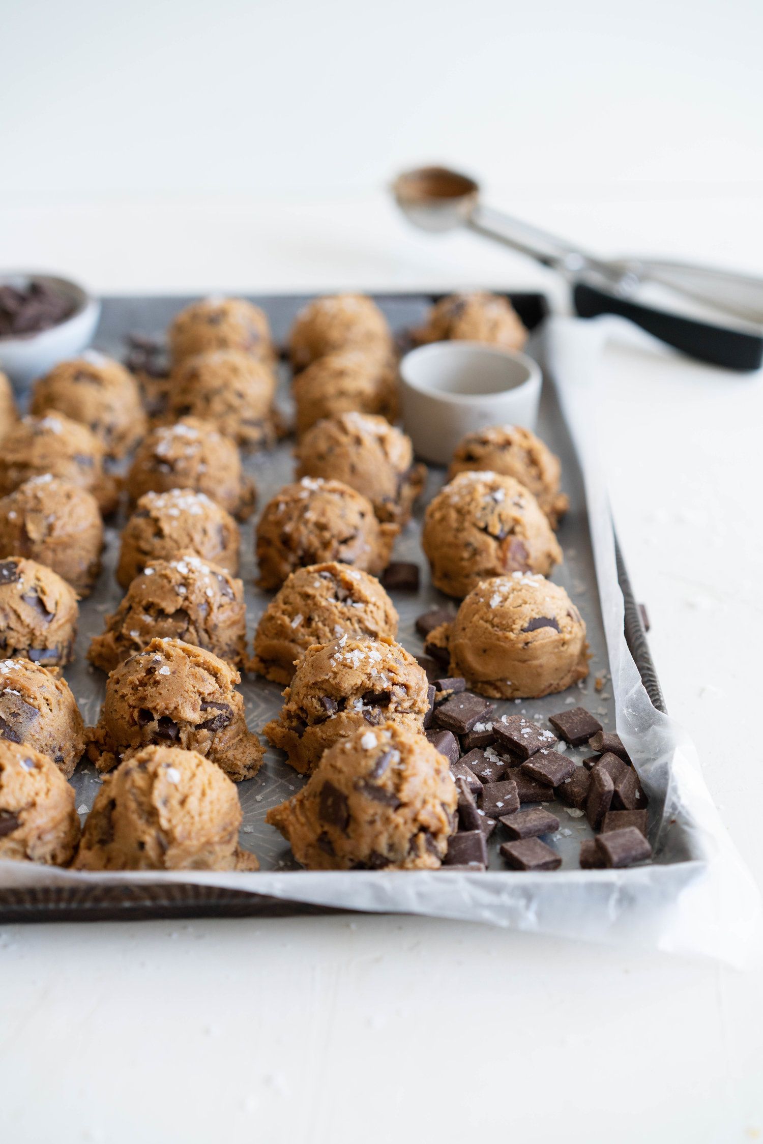 Brown Butter Salted Caramel Chocolate Chunk Cookies — Cloudy Kitchen Healthy Dessert, Delicious Desserts, Yummy Food, Delicious Cookies, Perfect Chocolate Chip Cookies, Caramel Cookies, Gourmet Cookies, Baking Recipes, Cookie Recipes