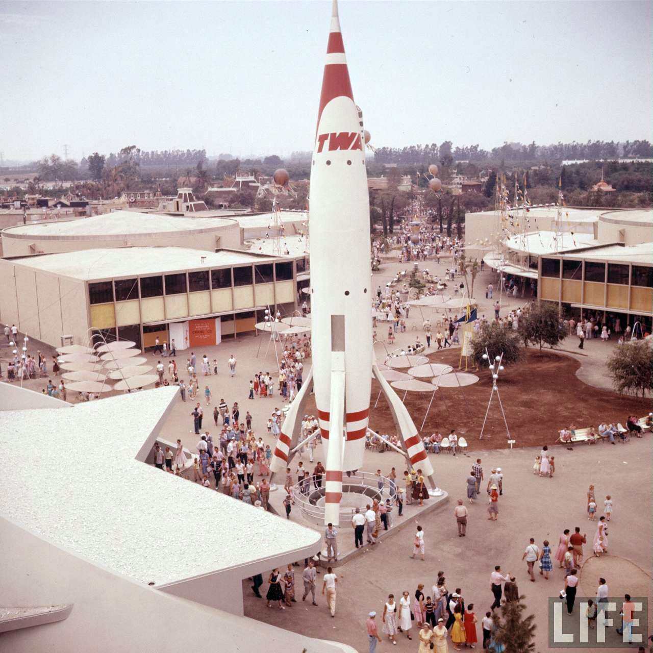 1955 Disneyland S Rocket To The Moon In Tomorrowland From Life Magazine Archives Disneyland Tomorrowland Vintage Disneyland Disneyland Opening Day