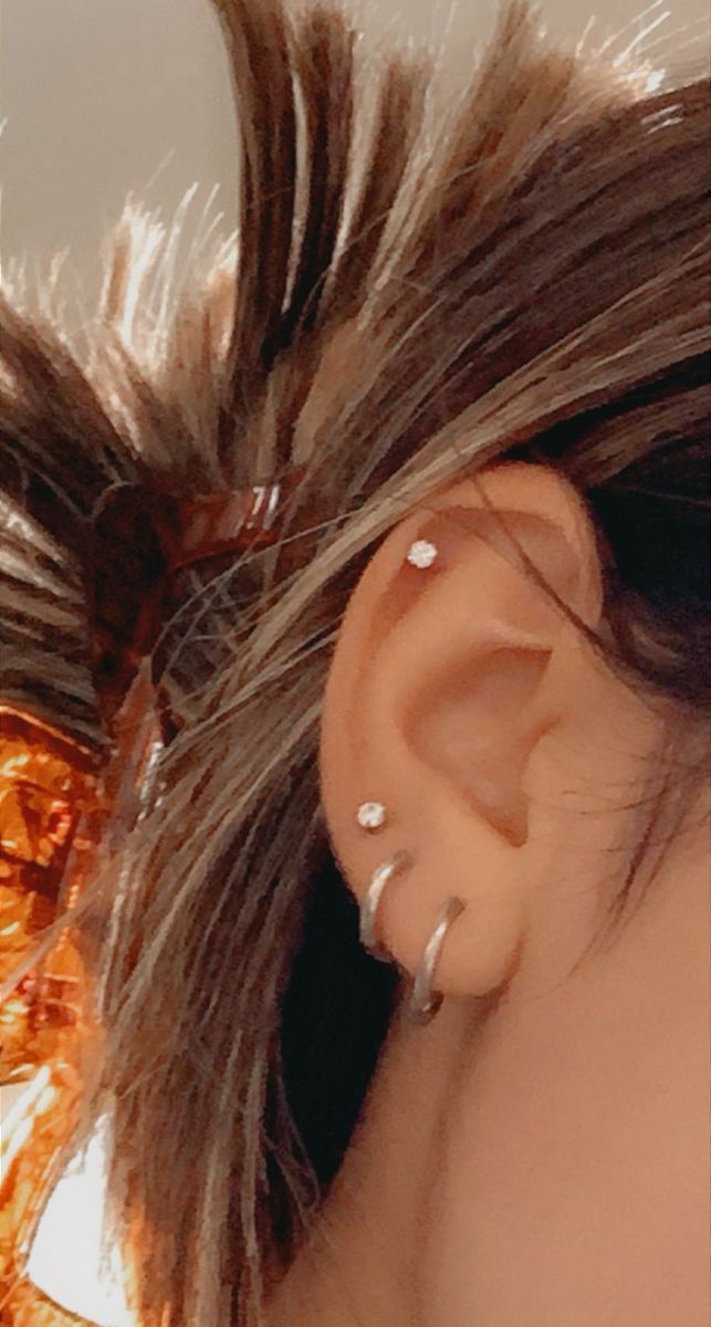 Aujourd'hui on parle tendances accessoires avec notamment les tendances bijoux prévus pour cet été 2022. Si vous êtes une grande amoureux des colliers surfer ou des colliers ras le le coup a coquillages, cette video est faite pour vous ! Bijoux Piercing Septum, Piercing Helix, Piercing Chart, Piercing Tattoo, Piercing Jewelry, Cartilage Piercings, Minimalist Ear Piercings, Unique Ear Piercings, Cool Piercings