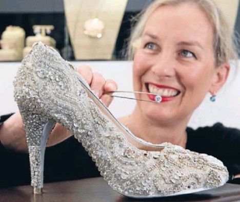 Cravejado com diamantes - salto alto mais caro do mundo US$500.000 | Sapatos de diamante, Sapatos caros, Ideias fashion