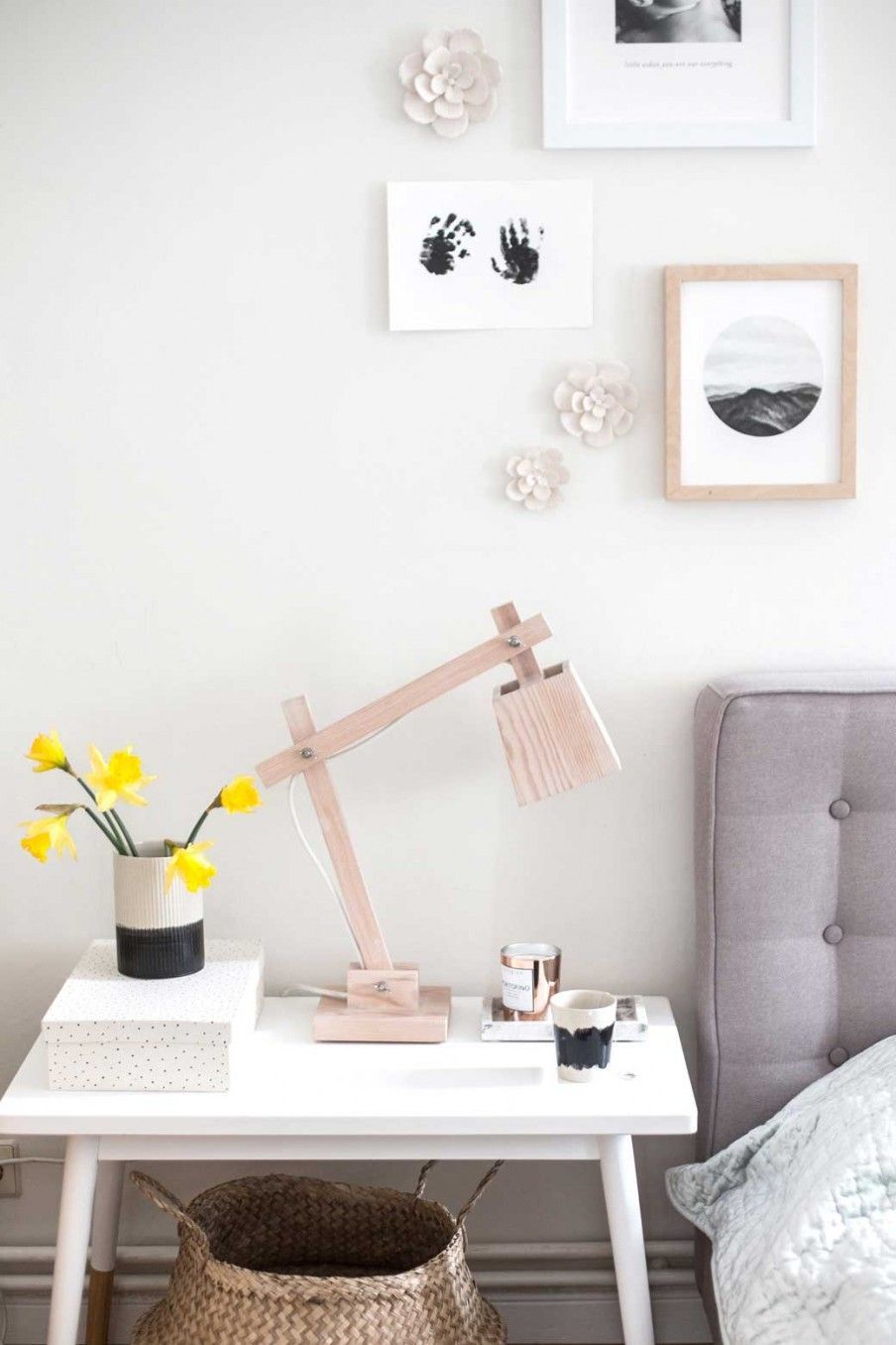 Nachtkastje slaapkamer met houten lamp | Bedroom nightstand with ... Nachtkastje slaapkamer met houten lamp | Bedroom nightstand with ...