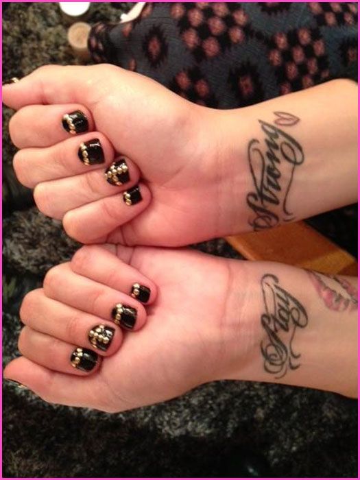 Demi Lovato Shows Off Her New Nails November 28 2017 Disney Stars Demi Lovato Shows Off Her New Nails November 28 2017