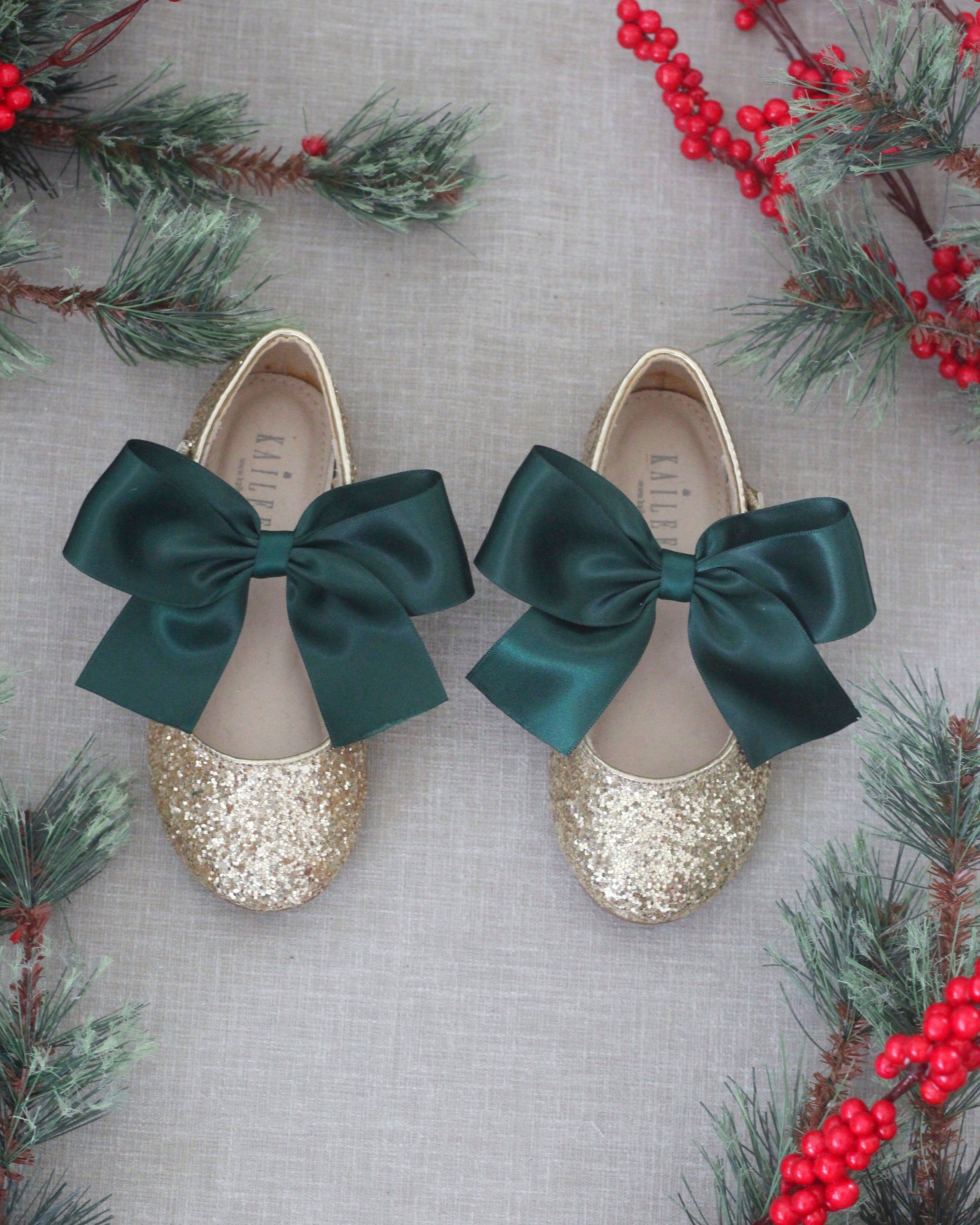 "HOLIDAY COLLECTION! The perfect Holiday shoes! Beautiful allover GOLD rock glitter ballet flats with HUNTER GREEN satin bow. Great for parties, flower girls, birthday parties, holiday pictures or just for the little princess to stay sparkly all day. DETAILS: UPPER: Synthetic upper and lining MATERIALS: Mandmade outsole ORIGIN: Imported STYLE NAME: RIDLEY-RG IMPORTANT NOTES: - Bow sizes will vary depending on shoe size. We will adjust as we see fit according to the aesthetic of shoes. - Glitter Emerald Green Wedding Theme, Green Themed Wedding, Emerald Green Quinceanera Theme, Quinceanera Shoes, Quinceanera Ideas, Green Flower Girl Dresses, Flower Girls, Gold Flower Girl Shoes, Green Satin