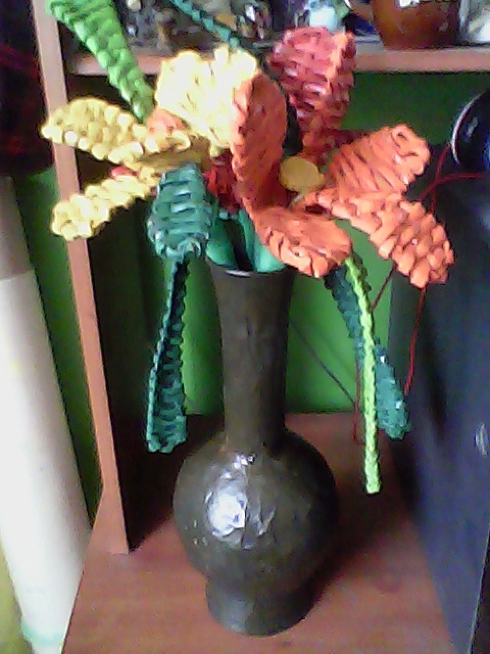 flores de papel periÓdico jarrÓn con bomba inflada tubo de papel
