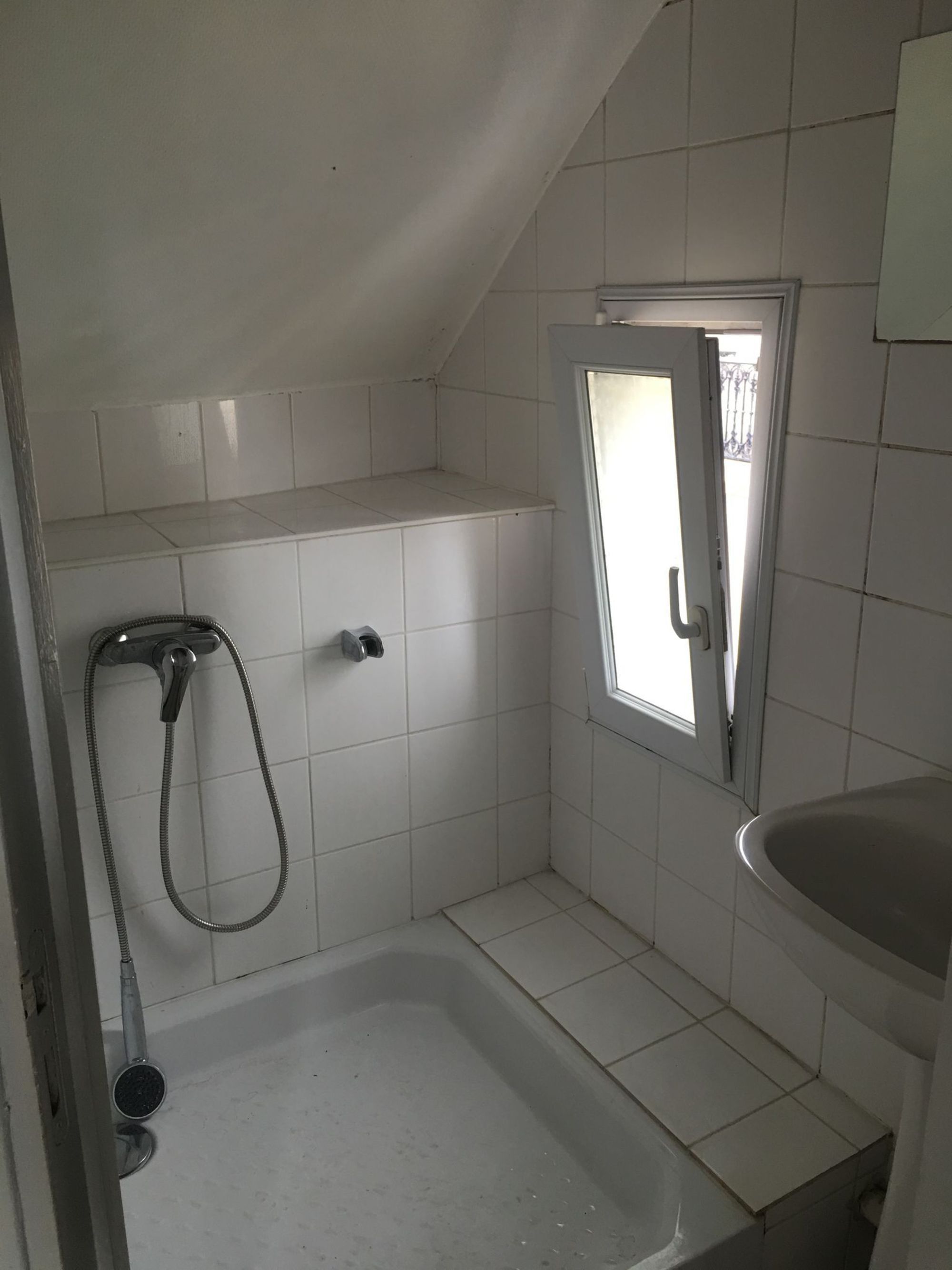 Salle de bain sous combles 5 exemples bien aménagés Salle de bains sous combles, Salle de Salle de bain sous combles 5 exemples bien aménagés Salle de bains sous combles, Salle de