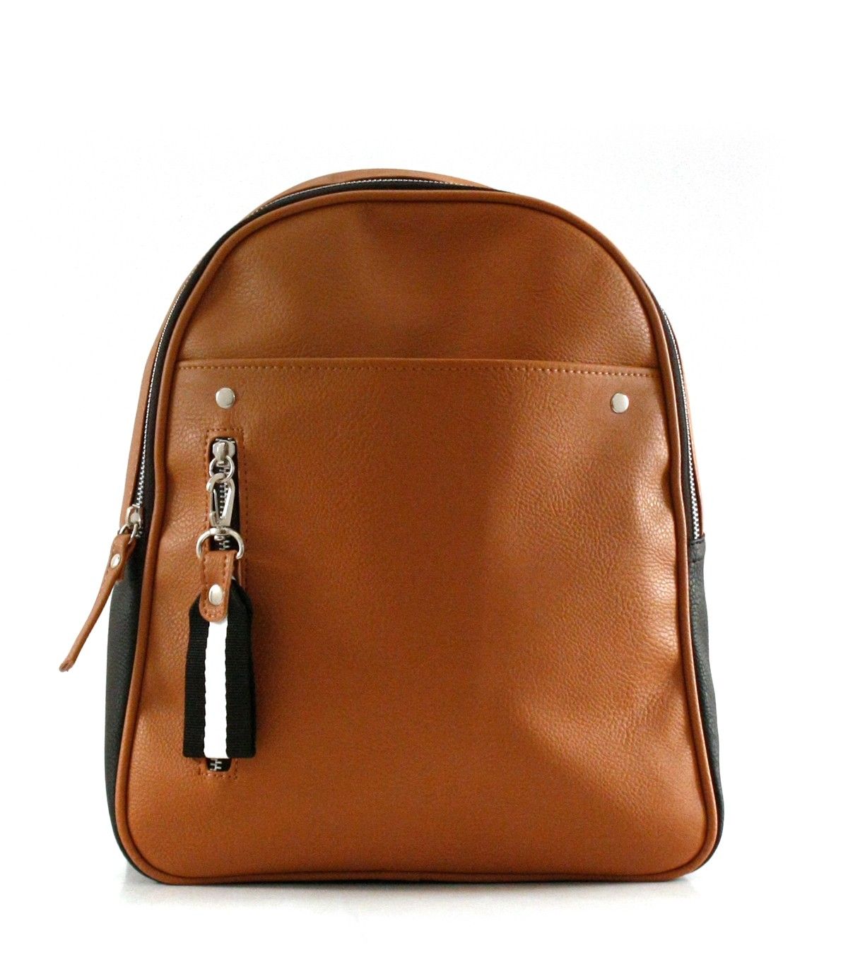 La mochila de símil cuero suela es el accesorio que se impone hace varias temporadas. La mochila esta totalmente forradas en tela y posee tres bolsillos en la parte interna, de los cuales uno es con cierre. En la parte externa posee tres bolsillos e diferentes tamaños, uno con broche de metal y dos con cierre. La medida es de 34 cms x 29 cms x 14 cms. El diseño simple se realza con los colores de las correas para darle un toque más divertido. No te la pierdas! Leather Backpack, Backpacks, Bags, Products, Fashion, Tela, Pockets, Simple Designs, Hilarious