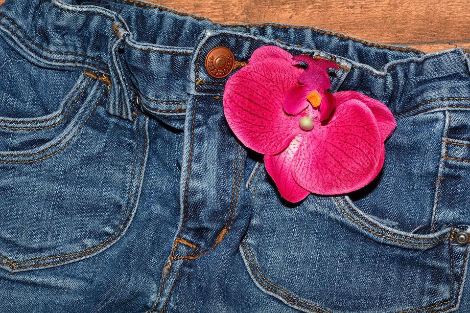 Le Truc Incroyable Pour Enlever Une Tache De Cambouis Sur Un Jeans Tache Tache De Graisse Enlever