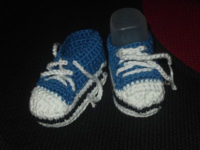 converse crochet blu