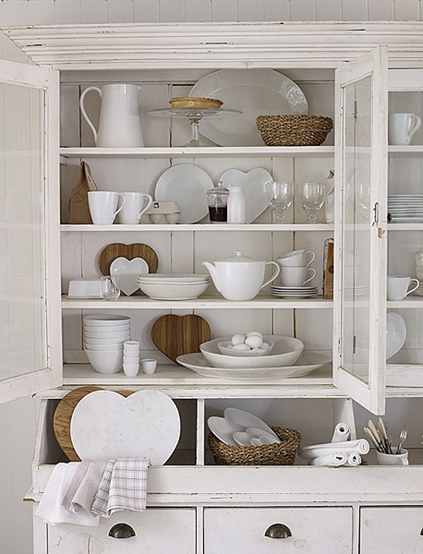 Alacena Blanca Con Objetos Ceramicos Y Madera Decoracion