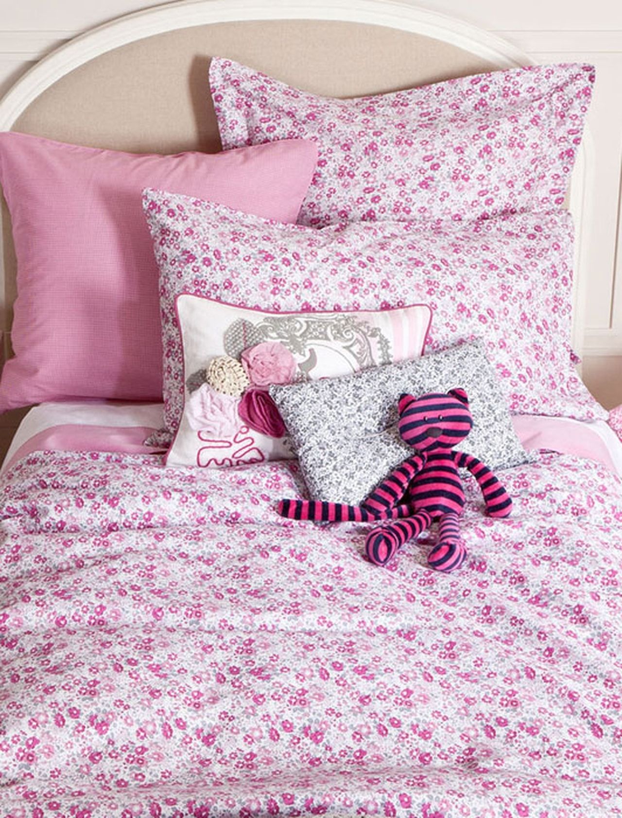 أغطية سرير بالورود Bed Blanket Sheets